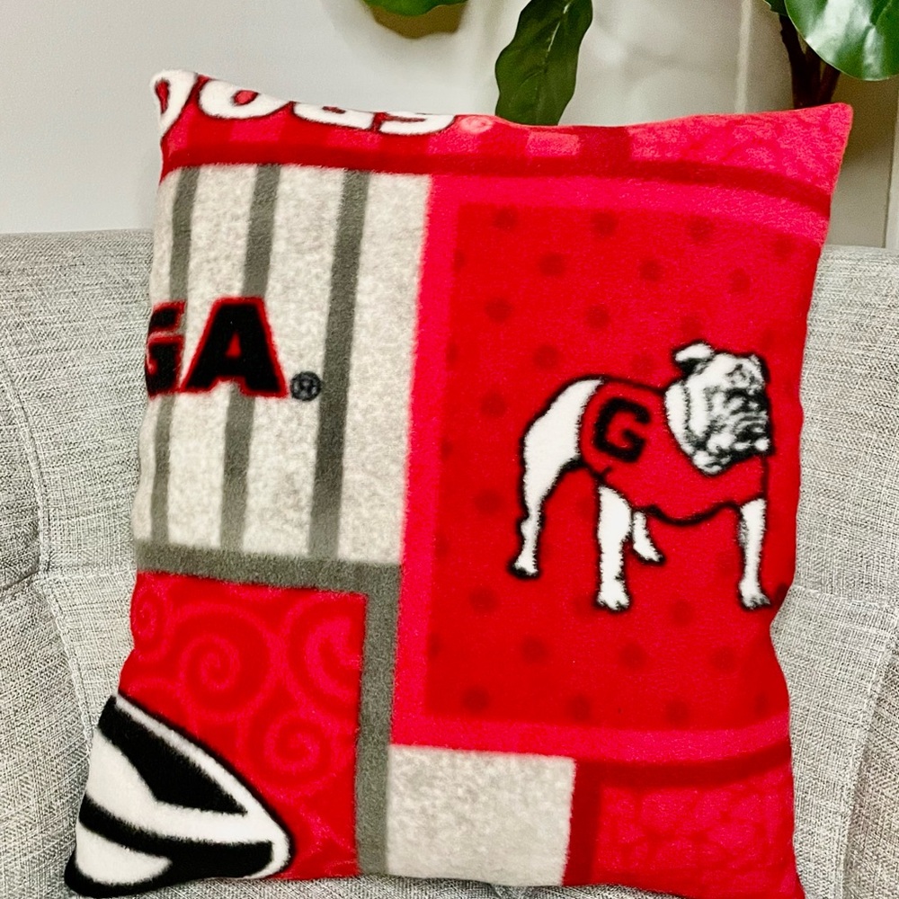 NEW GEORGIA BULLDOGS SPORTS FAN FOOTBALL FLEECE PILLOW